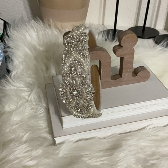 White Textured Hair Accessory - Picture 4 of 5